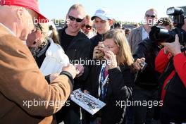14.10.2007 Hockenheim, Germany,  Oliver Schloemers daugther Vanessa on the grid, gets autograph from Niki Lauda - DTM 2007 at Hockenheimring