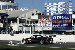 14.10.2007 Hockenheim, Germany,  While Mika Häkkinen (FIN), Team HWA AMG Mercedes, AMG Mercedes C-Klasse passes the finish line the big banner came down from the podium to thank the fans. - DTM 2007 at Hockenheimring