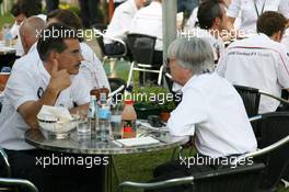 16.03.2007 Melbourne, Australia,  Dr. Mario Theissen (GER), BMW Sauber F1 Team, BMW Motorsport Director and Bernie Ecclestone (GBR) - Formula 1 World Championship, Rd 1, Australian Grand Prix, Friday Practice
