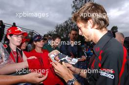 16.03.2007 Melbourne, Australia,  Jenson Button (GBR), Honda Racing F1 Team, signs autographs - Formula 1 World Championship, Rd 1, Australian Grand Prix, Friday