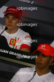 16.03.2007 Melbourne, Australia,  Kimi Raikkonen (FIN), Räikkönen, Scuderia Ferrari and Lewis Hamilton (GBR), McLaren Mercedes - Formula 1 World Championship, Rd 1, Australian Grand Prix, Friday Practice