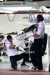 16.03.2007 Melbourne, Australia,  BMW Sauber F1 Team, F1.07, Personnel adjust front wings - Formula 1 World Championship, Rd 1, Australian Grand Prix, Friday