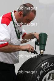 16.03.2007 Melbourne, Australia,  Bridgestone technician - Formula 1 World Championship, Rd 1, Australian Grand Prix, Friday