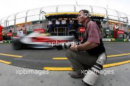 16.03.2007 Melbourne, Australia,  Ralf Schumacher (GER), Toyota Racing gets photographed, ooops watched from famous Roland Weihrauch [photographer] - Formula 1 World Championship, Rd 1, Australian Grand Prix, Friday Practice