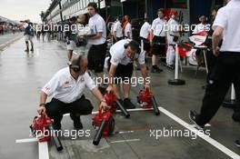 16.03.2007 Melbourne, Australia,  Super Aguri F1 Team, prepare for their cars returning to the pitlane - Formula 1 World Championship, Rd 1, Australian Grand Prix, Friday Practice