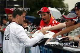 16.03.2007 Melbourne, Australia,  Ralf Schumacher (GER), Toyota Racing, signs autographs - Formula 1 World Championship, Rd 1, Australian Grand Prix, Friday
