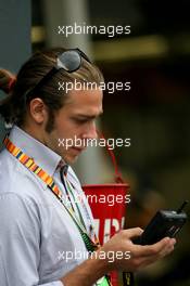 16.03.2007 Melbourne, Australia,  Personnel using Kangeroo TV - Formula 1 World Championship, Rd 1, Australian Grand Prix, Friday