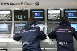 16.03.2007 Melbourne, Australia,  BMW Sauber F1 Team, Pit Gantry - Formula 1 World Championship, Rd 1, Australian Grand Prix, Friday Practice