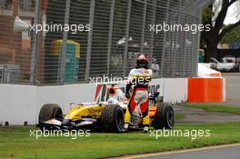 16.03.2007 Melbourne, Australia,  Heikki Kovalainen (FIN), Renault F1 Team, stopped on track - Formula 1 World Championship, Rd 1, Australian Grand Prix, Friday Practice