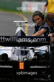 16.03.2007 Melbourne, Australia,  Alexander Wurz (AUT), Williams F1 Team, FW29, is pushed back to the garage - Formula 1 World Championship, Rd 1, Australian Grand Prix, Friday Practice
