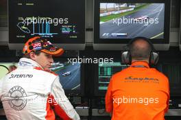16.03.2007 Melbourne, Australia,  Christijan Albers (NED), Spyker F1 Team and Mike Gascoyne (GBR), Spyker F1 Team, Chief Technology Officer, watch the session on the pitwall - Formula 1 World Championship, Rd 1, Australian Grand Prix, Friday Practice