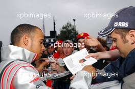 16.03.2007 Melbourne, Australia,  Lewis Hamilton (GBR), McLaren Mercedes, signs autographs - Formula 1 World Championship, Rd 1, Australian Grand Prix, Friday