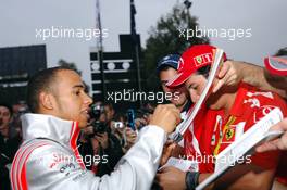 16.03.2007 Melbourne, Australia,  Lewis Hamilton (GBR), McLaren Mercedes, signs autographs - Formula 1 World Championship, Rd 1, Australian Grand Prix, Friday Practice