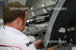 16.03.2007 Melbourne, Australia,  BMW Sauber F1 Team Mechanic - Formula 1 World Championship, Rd 1, Australian Grand Prix, Friday