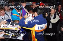 16.03.2007 Melbourne, Australia,  Giancarlo Fisichella (ITA), Renault F1 Team, signs autographs - Formula 1 World Championship, Rd 1, Australian Grand Prix, Friday