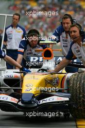 16.03.2007 Melbourne, Australia,  Renault F1 Team, push their car back into the garage - Formula 1 World Championship, Rd 1, Australian Grand Prix, Friday Practice