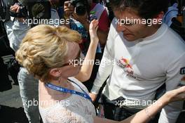 18.03.2007 Melbourne, Australia,  Kylie Minogue (AUS), Australian pop-singer and Mark Webber (AUS), Red Bull Racing - Formula 1 World Championship, Rd 1, Australian Grand Prix, Sunday Pre-Race Grid