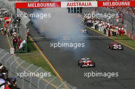 18.03.2007 Melbourne, Australia,  Formation lap, Jarno Trulli (ITA), Toyota Racing, TF107, smoking - Formula 1 World Championship, Rd 1, Australian Grand Prix, Sunday Race