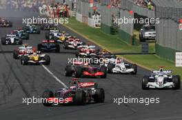 18.03.2007 Melbourne, Australia,  Formation Lap, Fernando Alonso (ESP), McLaren Mercedes, MP4-22 and Nick Heidfeld (GER), BMW Sauber F1 Team, F1.07 - Formula 1 World Championship, Rd 1, Australian Grand Prix, Sunday Race