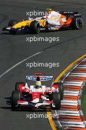 18.03.2007 Melbourne, Australia,  Ralf Schumacher (GER), Toyota Racing, TF107 leads Heikki Kovalainen (FIN), Renault F1 Team, R27 as he spins - Formula 1 World Championship, Rd 1, Australian Grand Prix, Sunday Race