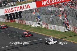 18.03.2007 Melbourne, Australia,  Nick Heidfeld (GER), BMW Sauber F1 Team, F1.07 and Lewis Hamilton (GBR), McLaren Mercedes, MP4-22 - Formula 1 World Championship, Rd 1, Australian Grand Prix, Sunday Race