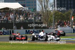 18.03.2007 Melbourne, Australia,  Nick Heidfeld (GER), BMW Sauber F1 Team, F1.07 leads Lewis Hamilton (GBR), McLaren Mercedes, MP4-22 - Formula 1 World Championship, Rd 1, Australian Grand Prix, Sunday Race