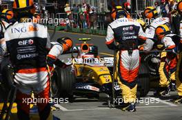 18.03.2007 Melbourne, Australia,  Heikki Kovalainen (FIN), Renault F1 Team, R27, pitstop - Formula 1 World Championship, Rd 1, Australian Grand Prix, Sunday Race