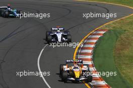 18.03.2007 Melbourne, Australia,  Heikki Kovalainen (FIN), Renault F1 Team, R27 and Nico Rosberg (GER), WilliamsF1 Team, FW29 - Formula 1 World Championship, Rd 1, Australian Grand Prix, Sunday Race
