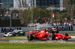 18.03.2007 Melbourne, Australia,  Kimi Raikkonen (FIN), Räikkönen, Scuderia Ferrari, F2007 leads Nick Heidfeld (GER), BMW Sauber F1 Team, F1.07 - Formula 1 World Championship, Rd 1, Australian Grand Prix, Sunday Race