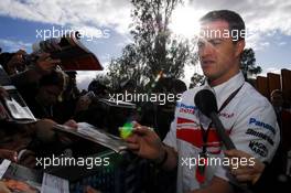 17.03.2007 Melbourne, Australia,  Ralf Schumacher (GER), Toyota Racing, signs autographs - Formula 1 World Championship, Rd 1, Australian Grand Prix, Saturday