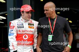 17.03.2007 Melbourne, Australia,  Fernando Alonso (ESP), McLaren Mercedes and Kelly Slater (AUS), Professional Surfer - Formula 1 World Championship, Rd 1, Australian Grand Prix, Saturday