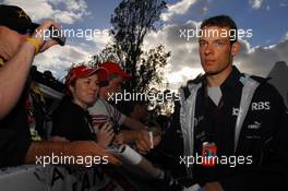 17.03.2007 Melbourne, Australia,  Alexander Wurz (AUT), Williams F1 Team, signs autographs - Formula 1 World Championship, Rd 1, Australian Grand Prix, Saturday