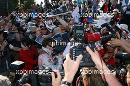 17.03.2007 Melbourne, Australia,  Fernando Alonso (ESP), McLaren Mercedes singns autographs to the fans - Formula 1 World Championship, Rd 1, Australian Grand Prix, Saturday