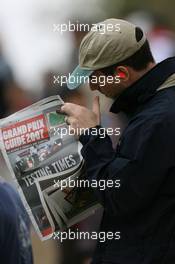17.03.2007 Melbourne, Australia,  A fan reads the Newspaper - Formula 1 World Championship, Rd 1, Australian Grand Prix, Saturday Practice
