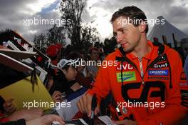 17.03.2007 Melbourne, Australia,  Christijan Albers (NED), Spyker F1 Team, signs autographs - Formula 1 World Championship, Rd 1, Australian Grand Prix, Saturday