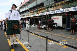 17.03.2007 Melbourne, Australia,  A very tall man in the pitlane wearing stilts - Formula 1 World Championship, Rd 1, Australian Grand Prix, Saturday