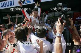 17.03.2007 Melbourne, Australia,  Takuma Sato (JPN), Super Aguri F1 celebrates his 10th place - Formula 1 World Championship, Rd 1, Australian Grand Prix, Saturday Qualifying