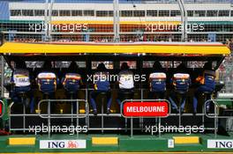 17.03.2007 Melbourne, Australia,  Renault F1 Team, Pit Gantry - Formula 1 World Championship, Rd 1, Australian Grand Prix, Saturday