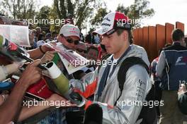 18.03.2007 Melbourne, Australia,  Adrian Sutil (GER), Spyker F1 Team, signs autographs - Formula 1 World Championship, Rd 1, Australian Grand Prix, Sunday