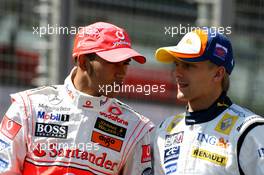 18.03.2007 Melbourne, Australia,  Lewis Hamilton (GBR), McLaren Mercedes and Heikki Kovalainen (FIN), Renault F1 Team  - Formula 1 World Championship, Rd 1, Australian Grand Prix, Sunday