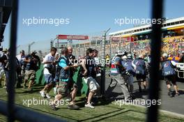 18.03.2007 Melbourne, Australia,  Photographers run to the DRIVERS GROUP PICTURE 2007 - Formula 1 World Championship, Rd 1, Australian Grand Prix, Sunday