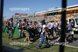 18.03.2007 Melbourne, Australia,  Photographers run to the DRIVERS GROUP PICTURE 2007 - Formula 1 World Championship, Rd 1, Australian Grand Prix, Sunday