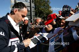 18.03.2007 Melbourne, Australia,  Robert Kubica (POL),  BMW Sauber F1 Team, signs autographs - Formula 1 World Championship, Rd 1, Australian Grand Prix, Sunday