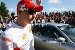 18.03.2007 Melbourne, Australia,  Kimi Raikkonen (FIN), Räikkönen, Scuderia Ferrari, waves to fans - Formula 1 World Championship, Rd 1, Australian Grand Prix, Sunday