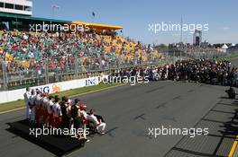 18.03.2007 Melbourne, Australia,  Drivers phot with photographers - Formula 1 World Championship, Rd 1, Australian Grand Prix, Sunday