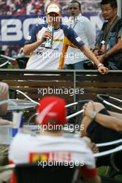 15.03.2007 Melbourne, Australia,  Heikki Kovalainen (FIN), Renault F1 Team talking with Kimi Raikkonen (FIN), Räikkönen, Scuderia Ferrari - Formula 1 World Championship, Rd 1, Australian Grand Prix, Thursday