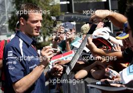 15.03.2007 Melbourne, Australia,  Alexander Wurz (AUT), Williams F1 Team, signs autographs - Formula 1 World Championship, Rd 1, Australian Grand Prix, Thursday