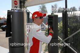 15.03.2007 Melbourne, Australia,  Kimi Raikkonen (FIN), Räikkönen, Scuderia Ferrari, arrives at the circuit - Formula 1 World Championship, Rd 1, Australian Grand Prix, Thursday