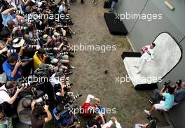 15.03.2007 Melbourne, Australia,  Robert Kubica (POL),  BMW Sauber F1 Team, as photographers shoot his portrait - Formula 1 World Championship, Rd 1, Australian Grand Prix, Thursday