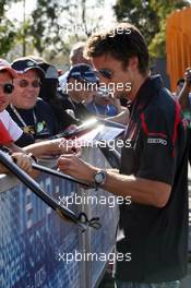 15.03.2007 Melbourne, Australia,  Jenson Button (GBR), Honda Racing F1 Team, signs autographs - Formula 1 World Championship, Rd 1, Australian Grand Prix, Thursday